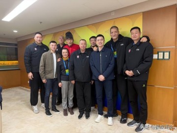 安博体育登录入口-杨鸣卸任辽篮主帅现身CBA杯举办地：社媒晒与巴特尔等名宿合照